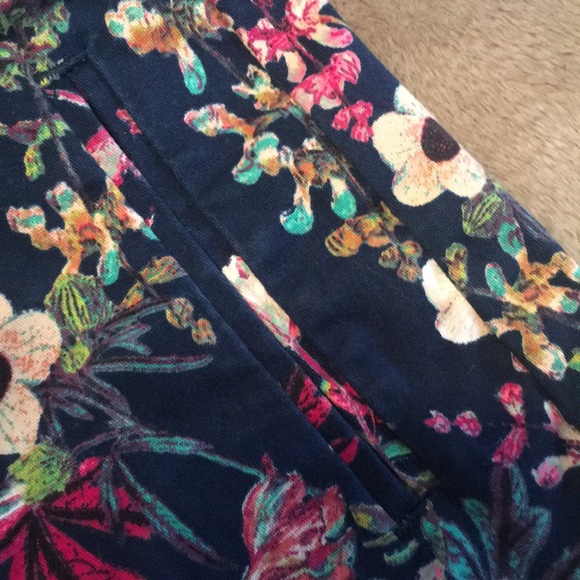 Flowered shorts - Picture 5 of 7